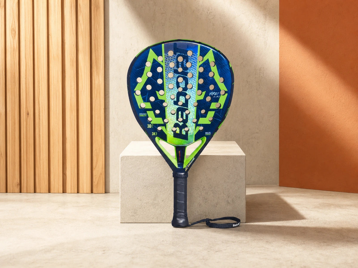 Pala de pádel en escenario cálido y premium